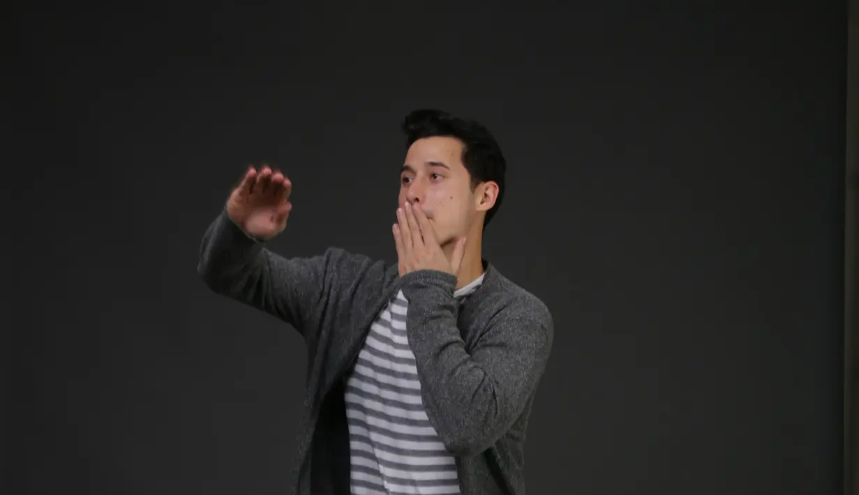 Pemeran dalam film Bulan Terbelah di Langit Amerika, Nino Fernandez salah satu selebriti yang suka dengan kopi. Bahkan, dalam sehari, ia bisa menghabiskan beberapa gelas. (Bambang E. Ros/Bintang.com)