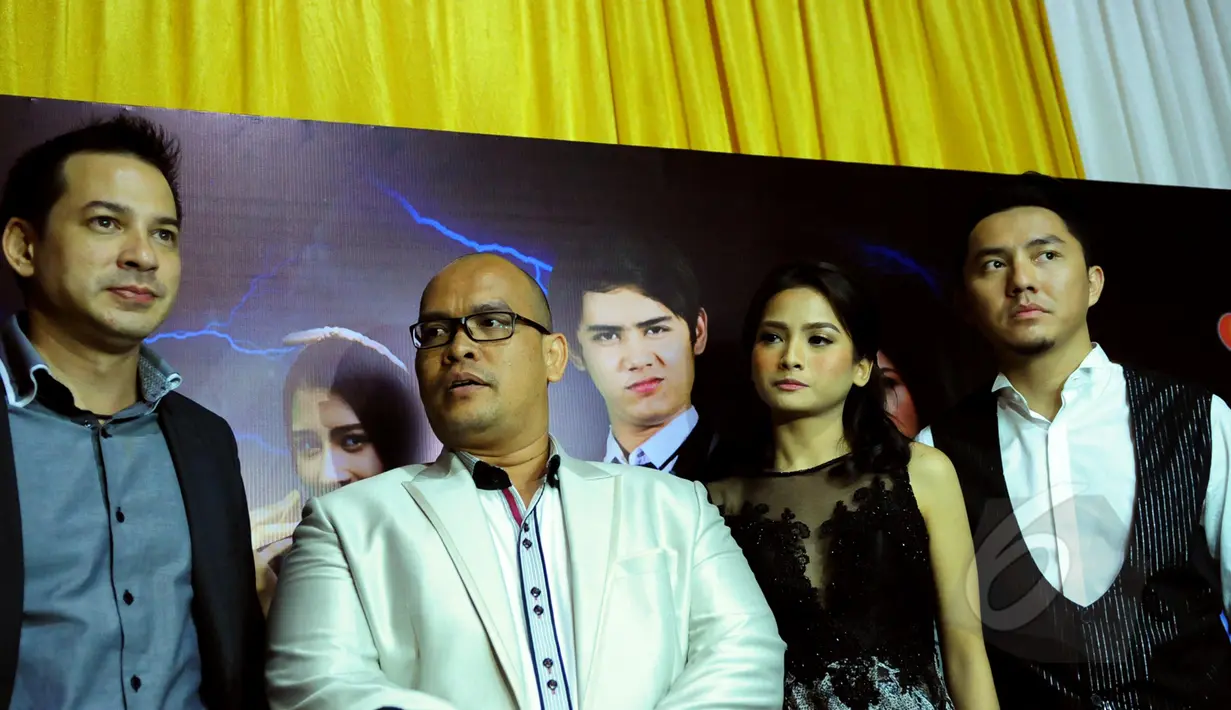 Ari Wibowo, Saipul Drajat, Acha Septrisa dan Omesh yang menjadi juri ajang Ganteng Ganteng Serigala (GGS) Mencari Bintang usai grand final di Studio Emtek, Jakarta, Rabu (15/4/2015). (Liputan6.com/Faisal R Syam)