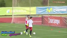 David De Gea kolongi seniornya Iker Casillas saat latihan Timnas Spanyol.