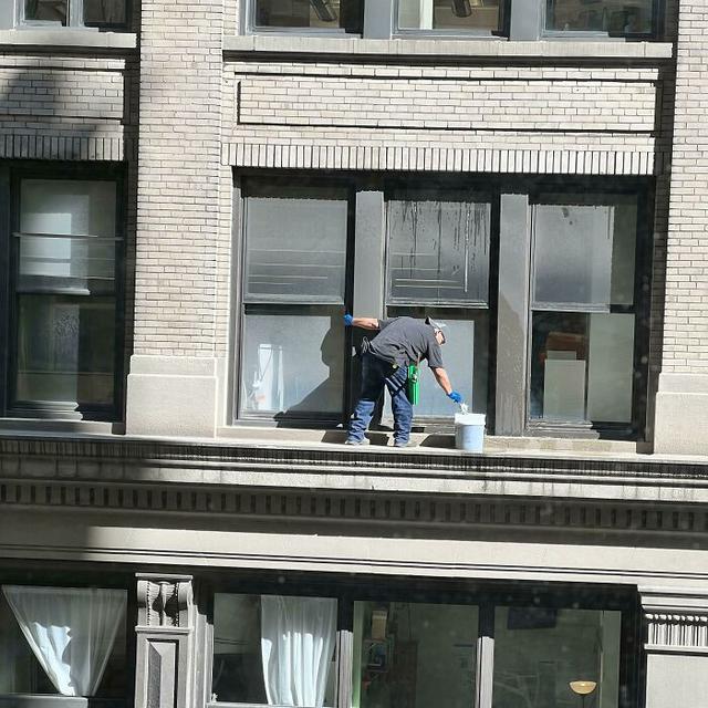 6 Potret Aksi Orang Perbaiki Sesuatu di Ketinggian Ini Bikin Deg-degan