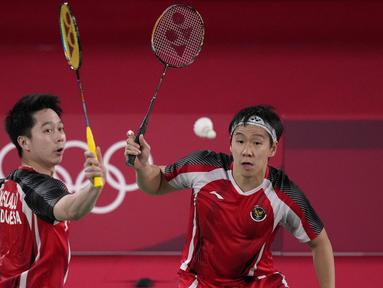 Pasangan ganda putra Indonesia, Marcus Gideon dan Kevin Sanjaya bertemu dengan pasangan Taiwan sekaligus peringkat tiga dunia, Lee Yang dan Wang Chi-Lin di pertandingan terakhir Grup A. (Foto: AP/Dita Alangkara)
