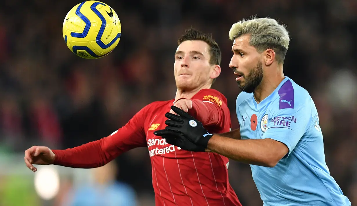 Bek Liverpool, Andrew Robertson berebut bola dengan striker Manchester City, Sergio Aguero dalam pertandingan pekan ke-12 Liga Inggris 2019-2020 di Anfield, Minggu (10/11/2019). Liverpool menghabisi Man City dengan skor cukup telak 3-1. (Paul ELLIS / AFP)
