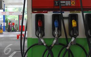 Mesin pengisian ulang bahan bakar minyak di salah satu SPBU, Jakarta, Selasa (15/3). Pertamina menurunkan harga bahan bakar minyak (BBM) umum Pertamax, Pertamax Plus, Pertamina Dex, dan Pertalite Rp 200 per liter. (Liputan6.com/Angga Yuniar)