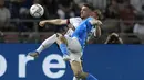 Penyerang timnas Italia Matteo Politano berebut bola dengan penyerang Jerman Timo Werner pada matchday pertama UEFA Nations League A Grup 3 di Renato Dall'Ara, Minggu (6/5/2022) dini hari WIB. Jerman bermain imbang melawan Italia dengan skor 1-1. (AP Photo/Antonio Calanni)