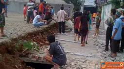 Citizen6, Depok: Tembok pemisah di Jalan Arena, Kelurahan Kemirimuka, Kecamatan Beji, Depok, Jabar, Runtuh, Senin (1/5). (Pengirim: Dyah Sukmawati)