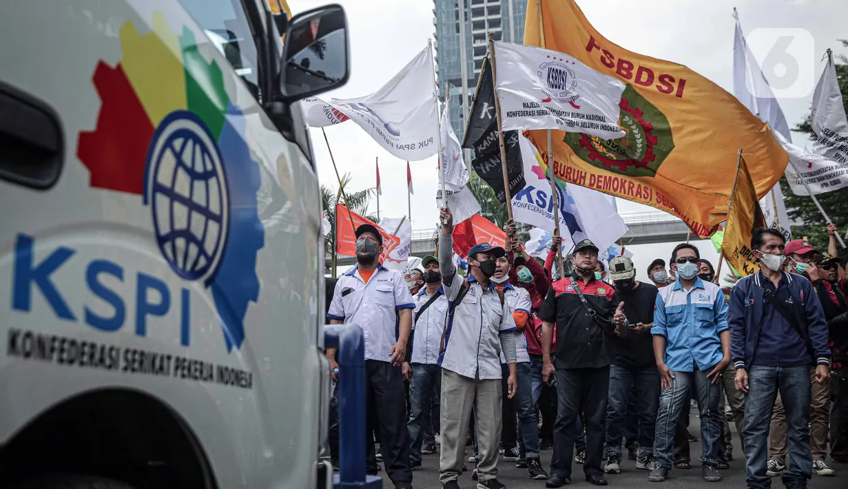 Buruh yang tergabung dalam Konfederasi Serikat Pekerja Indonesia berunjuk rasa di depan Kantor Kementerian Ketenagakerjaan, Jakarta, Rabu (16/2/2022). Buruh menuntut Permenaker Nomor 2 Tahun 2022 yang mengatur JHT baru bisa dicairkan pada usia 56 tahun segera dicabut. (Liputan6.com/Faizal Fanani)