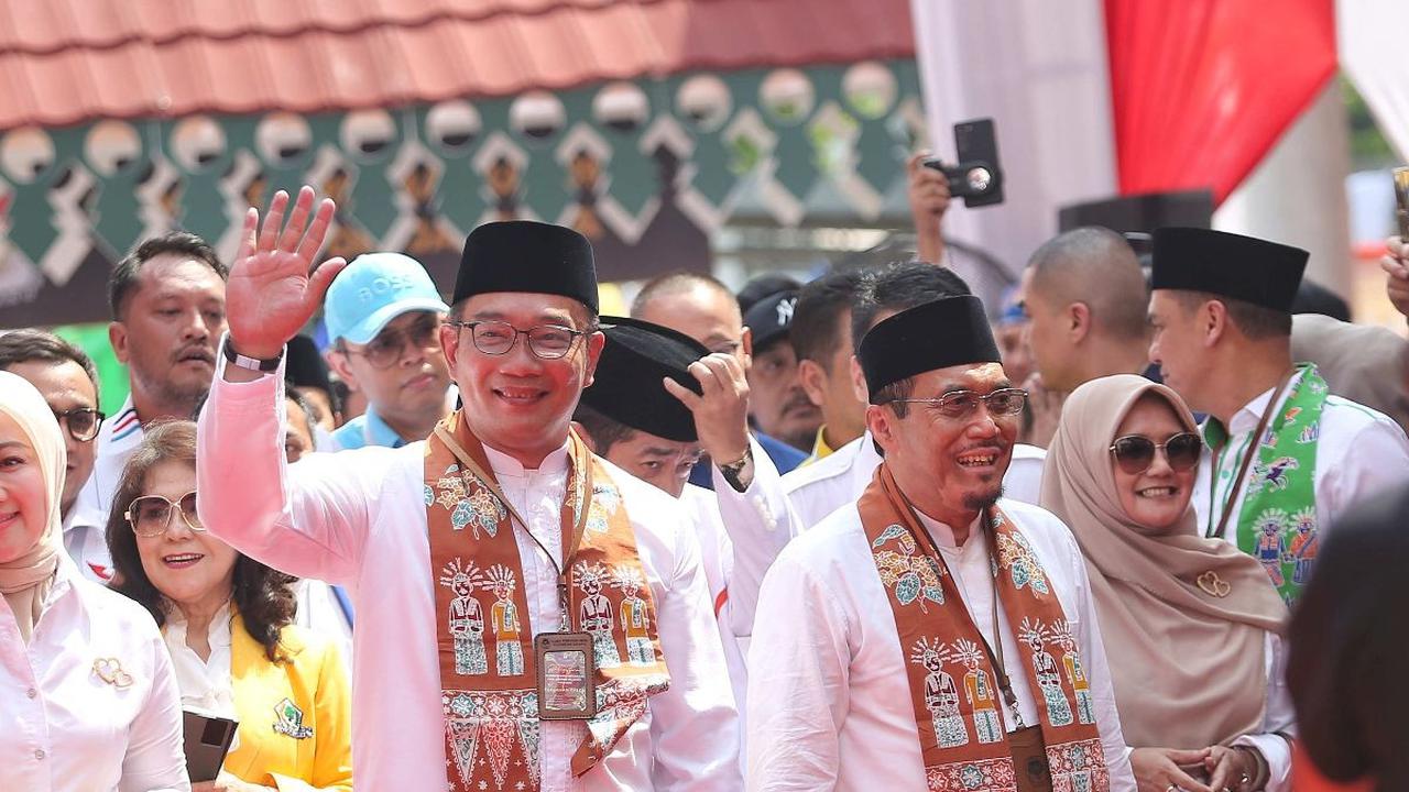 Pasangan bakal calon gubernur dan calon wakil gubernur, Ridwan Kamil (RK)-Suswono saat melakukan pendaftaran Pilkada Jakarta di KPU DKI Jakarta, Jalan Salemba, Jakarta, Rabu (28/8/2024). RK-Suswono resmi mendaftarkan diri mengikuti kontestasi Pilkada Jaka