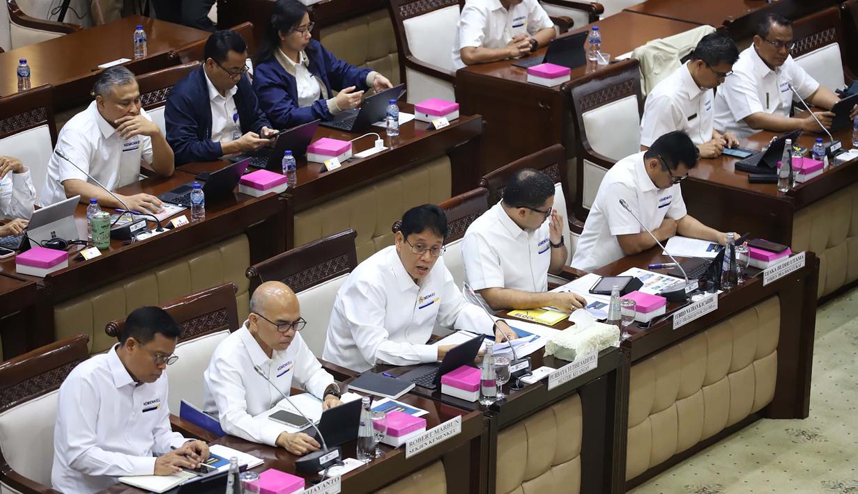 Purbaya Yudhi Sadewa mengatakan bahwa pihaknya masih punya penyangga anggaran mencapai Rp420 triliun. Tampak dalam foto, Menteri Keuangan Purbaya Yudhi Sadewa (ketiga kiri depan) saat rapat kerja bersama Komisi XI DPR di Kompleks Parlemen, Senayan, Jakarta, Senin (6/4/2026). (merdeka.com/Arie Basuki)