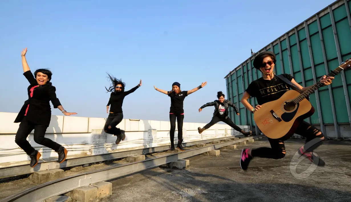 SHE (Sound and Harmony Eclectic) yang terbentuk sejak 26 Februari 2000 ini pernah memiliki dua orang vokalis sebelum Destyn. Band SHE saat menyambangi kantor Liputan6.com di SCTV Tower, Jakarta, Rabu (20/5/2015). (Liputan6.com/Faisal R Syam)