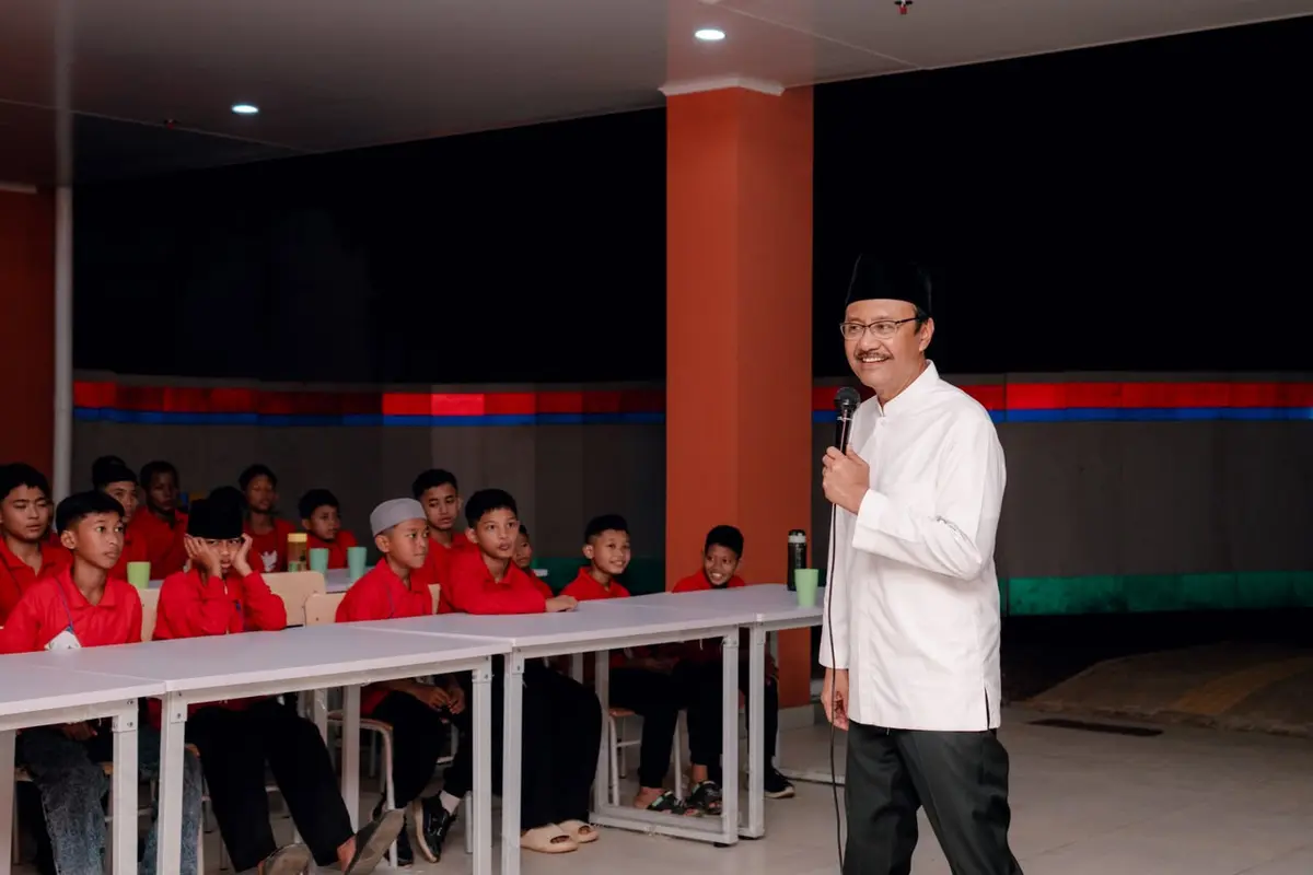 Menteri Sosial Saifullah Yusuf atau Gus Ipul hadir dan berdialog dengan siswa-siswi Sekolah Rakyat DKI Jakarta pada Sabtu 18 Juli 2026 malam. (Dok. Istimewa)