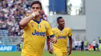 Pemain Juventus, Paulo Dybala merayakn golnya ke gawang Sassuolo pada lanjutan Serie A di  Stadio Citta del Tricolore, Reggio Emilia, Italia (17/9/2017). Juventus menang 3-1. (Elisabetta Baracchi/ANSA via AP)