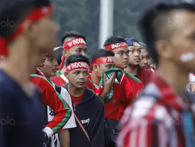 Suporter antre memasuki Stadion Utama Gelora Bung Karno (SUGBK), Jakarta, Minggu (14/1/2018). Kehadiran mereka untuk menyaksikan langsung pertandingan antara Indonesia melawan Islandia dalam laga persahabatan. (Bola.com/M Iqbal Ichsan)