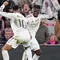 Pemain Real Madrid, Kylian Mbappe (kiri) berjoget dengan Eduardo Camavinga setelah mencetak gol ke gawang Athletic Bilbao dalam laga lanjutan Liga Spanyol 2025/2026 di Stadion San Mames, Bilbao, Spanyol, Rabu (03/12/2025). (AP Photo/Jose Breton)
