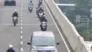 Pengendara sepeda motor nekat melintasi JLNT Casablanca, Jakarta, Kamis (23/3). Meski ada rambu larangan melintas, sejumlah pengedara motor tetap nekat melintasi jalan layang tersebut. (Liputan6.com/Yoppy Renato)
