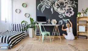 Ilustrasi perempuan sedang melakukan dekorasi ruangan. (Foto: Shutterstock)