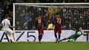 Kiper Barcelona, Andre ter Stegen, menggagalkan penalti striker AS Roma, Edin Dzeko, dalam laga Grup E Liga Champions di Stadion Camp Nou, Barcelona, Rabu (25/11/2015) dini hari WIB. (Reuters/Paul Hanna)