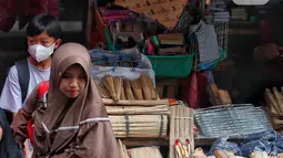 Suasana perayaan Idul Adha sangat identik dengan kegiatan bakar sate. (Liputan6.com/Angga Yuniar)