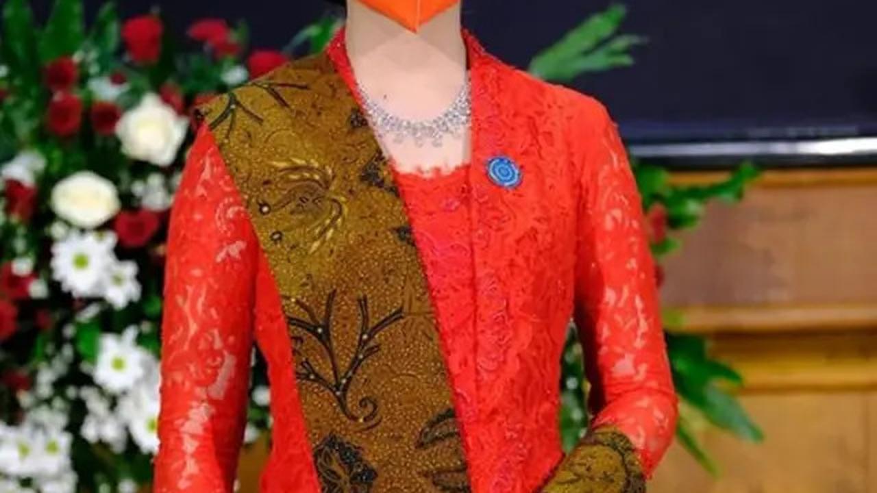 Aura cantiknya semakin terpancar saat memakai kebaya merah.