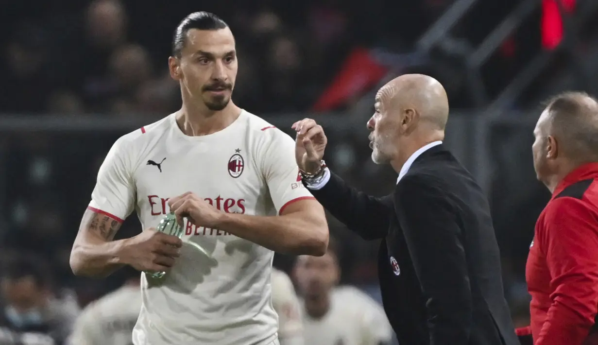 Zlatan Ibrahimovic. Striker AC Milan ini telah menginjak usia 40 tahun. Bersama AC Milan sejak 2019/2020 hingga kini plus dua musim pada 2010-2012 ia telah tampil dalam 137 laga di semua kompetisi dengan torehan 86 gol dan 33 assist.  (LaPresse via AP/Massimo Paolone)