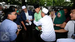 Cagub DKI Jakarta, Agus Harimurti Yudhoyono (AHY tengah) disambut saat menghadiri Doa Bersama Untuk Satukan Umat Jakarta di Lapangan Blok S, Jakarta, Kamis (9/2). Acara dihadiri ratusan umat Islam dari berbagai daerah. (Liputan6.com/Helmi Fithriansyah)