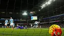 Kiper Manchester City, Joe Hart gagal menghalau bola tendangan gelandang Tottenham Hotspur, Christian Eriksen pada lanjutan liga Inggris di Stadion Etihad, (14/2). Tottenham menang tipis atas City dengan skor 2-1. (Reuters/Lee Smith)