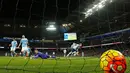 Kiper Manchester City, Joe Hart gagal menghalau bola tendangan gelandang Tottenham Hotspur, Christian Eriksen pada lanjutan liga Inggris di Stadion Etihad, (14/2). Tottenham menang tipis atas City dengan skor 2-1. (Reuters/Lee Smith)