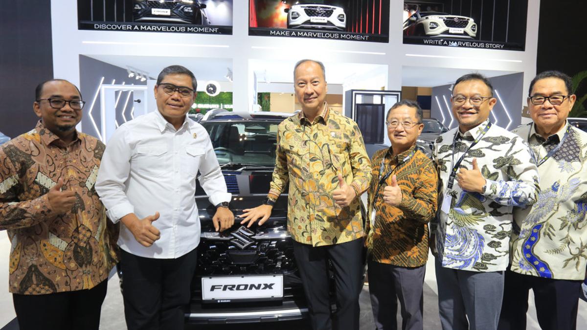 Kunjungi GIIAS 2025, Menperin Agus Gumiwang Mejeng Bareng Suzuki Fronx