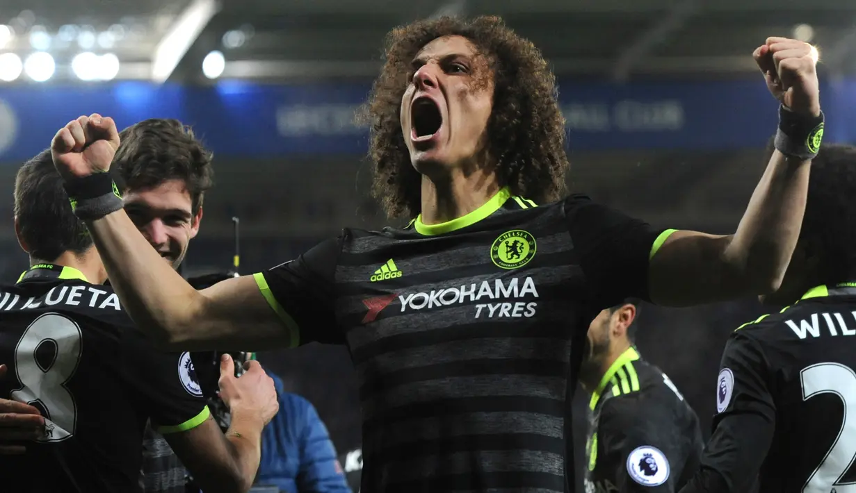 Ekspresi David Luiz saat selebrasi ke arah para pendukungnya usai Marcos Alonso berhasil mencetak gol kedua di gawang Leicester City di Stadion King Power, Inggris, Sabtu (14/1). Chelsea permalukan Leicester 3-0. (AP Photo/Rui Vieira)