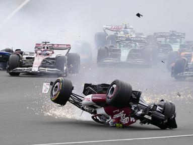 F1 GP Inggris diwarnai dengan kecelakaan horor yang menimpa pembalap Alfa Romeo, Zhou Guanyu di tikungan pertama. (AP/Frank Augstein)