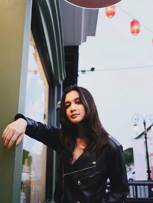 Dea Imut atau Dea Annisa memulai kariernya di dunia hiburan di usia 4 tahun. Dia pertama kali bermain sinetron Bidadari 2 pada tahun 2002 lalu. Di situ, dia bermain bersama Marini Zumarnis dan Marshanda. (IG/deaaannisa)