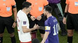 Keduanya pernah dan sedang memperkuat salah satu klub terbaik di Eropa bahkan di dunia, Barcelona. Lionel Messi total 17 tahun pernah menjadi bagian Blaugrana, sementara Robert Lewandowski baru saja bergabung pada awal musim 2022/2023. (AP/Hassan Ammar)