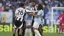 Pemain Lazio, Matias Vecino (tengah) berusaha memisahkan pertikaian sejumlah pemain dalam laga lanjutan Liga Italia 2024/2025 di Olympic Stadium, Roma, Italia, Sabtu (10/05/2025) waktu setempat. (AP Photo/LaPresse/Fabrizio Corradetti)