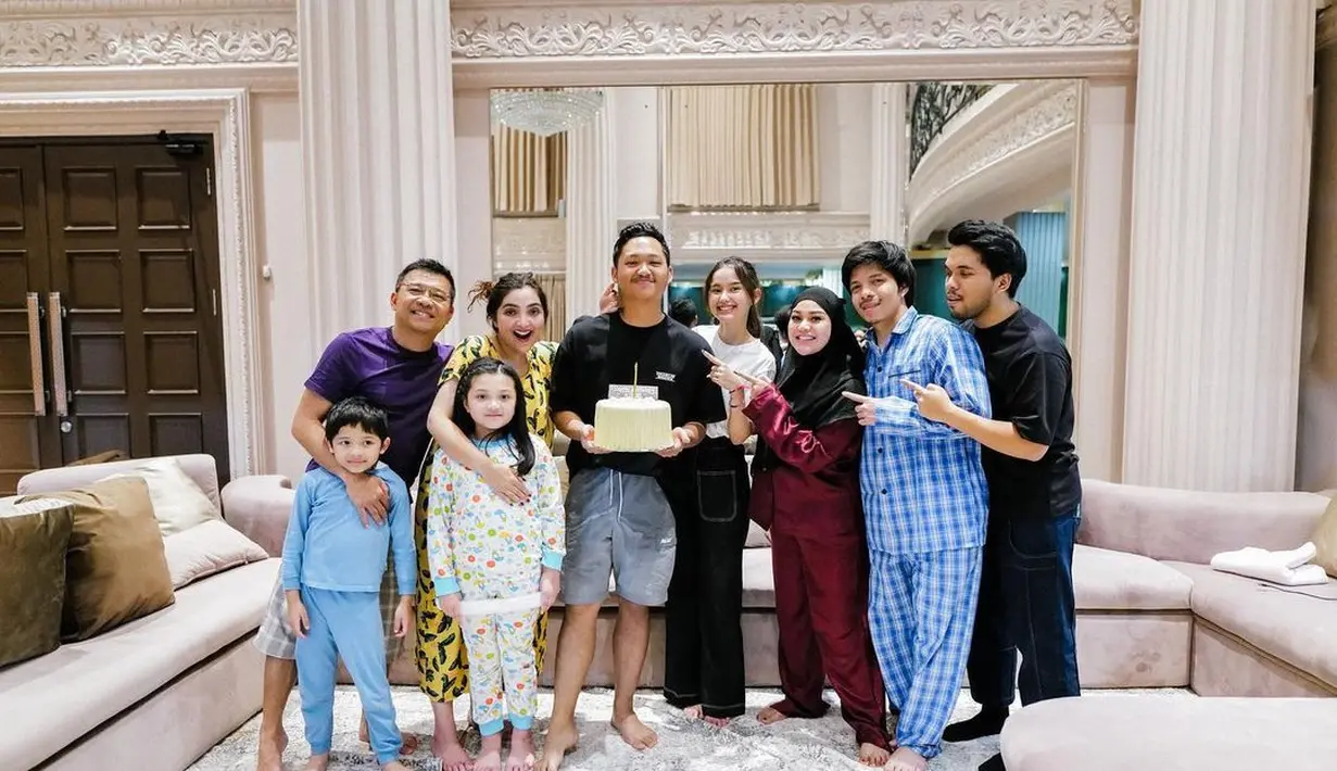 Potret bahagia Azriel saat mendapatkan kejutan ulang tahun ke-23. Kebahagiaan begitu terpancar dari Azriel mendapatkan kejutan dari keluarga dan kekasih. [Instagram/azriel_hermansyah]