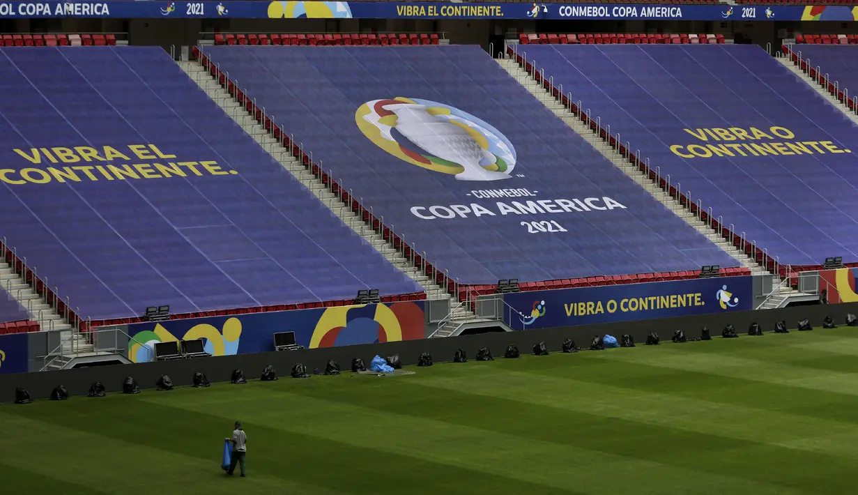 Pekerja mempersiapkan National Stadium untuk turnamen sepak bola Copa America di Brasilia, Brasil, Jumat (11/6/2021). Copa America 2021 akan dibuka dengan laga dari Grup A, antara Brasil vs Venezuela, pada 13 Juni waktu setempat atau 14 Juni dini hari WIB. (AP Photo/Eraldo Peres)