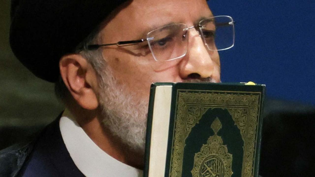 FOTO: Kutuk Pembakaran Kitab Suci, Presiden Iran Angkat dan Cium Alquran di Sidang Umum PBB