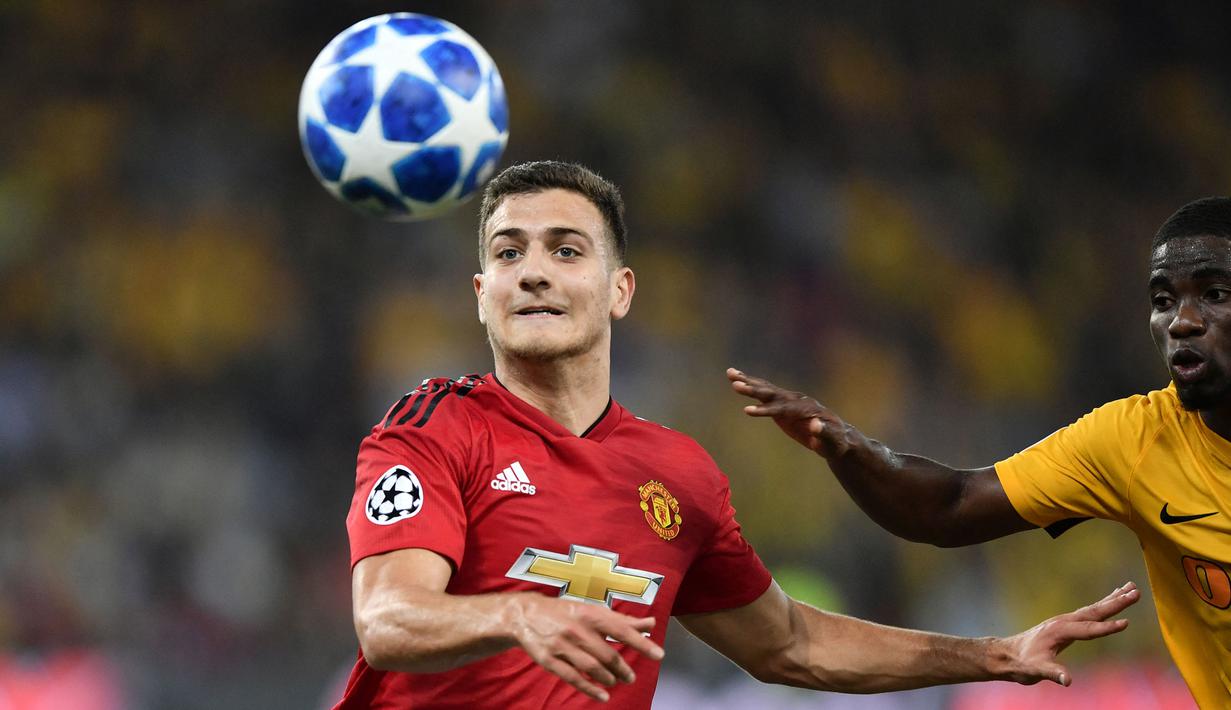 Diogo Dalot mampu tunjukkan peningkatan setelah dirinya dipinjamkan oleh Manchester United ke AC Milan. Dirinya hanya menjadi pemain pengganti di laga pramusim melawan Everton, namun mampu berikan penampilan yang apik dan gol indah lewat tandukan kepalanya. (Foto: AFP/Fabrice Coffrini)