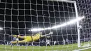 Kiper Gremio, Marcelo, gagal menghalau bola tendangan striker Real Madrid, Cristiano Ronaldo, pada laga final Piala Dunia Antarklub di Stadion Syeikh Zayed, Abu Dhabi, Sabtu (16/12/2017). Real Madrid menang 1-0 atas Gremio. (AP/Hassan Ammar)