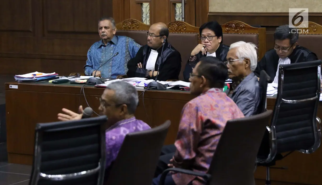 Terdakwa kasus dugaan suap proyek PLTU Riau-1 yang juga mantan Dirut PLN, Sofyan Basir (kiri) saat menjalani sidang lanjutan di Pengadilan Tipikor, Jakarta, Senin (5/8/2019). Sidang beragendakan mendengar keterangan saksi-saksi. (Liputan6.com/Helmi Fithriansyah)