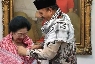 Menanggapi semua yang disampaikan Dubes Palestina, Megawati begitu terharu, hingga menanggapi sambil terisak.