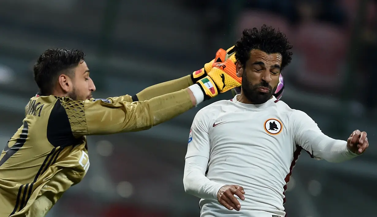 Kiper AC Milan Gianluigi Donnarumma berhasil menyelamatkan bola dari serangan gelandang AS Roma, Mohamed Salah saat melawan AS Roma di pertandingan Liga Italia Serie A di stadion San Siro di Milan pada 7 Mei 2017. (AFP Photo/Filippo Monteforte)