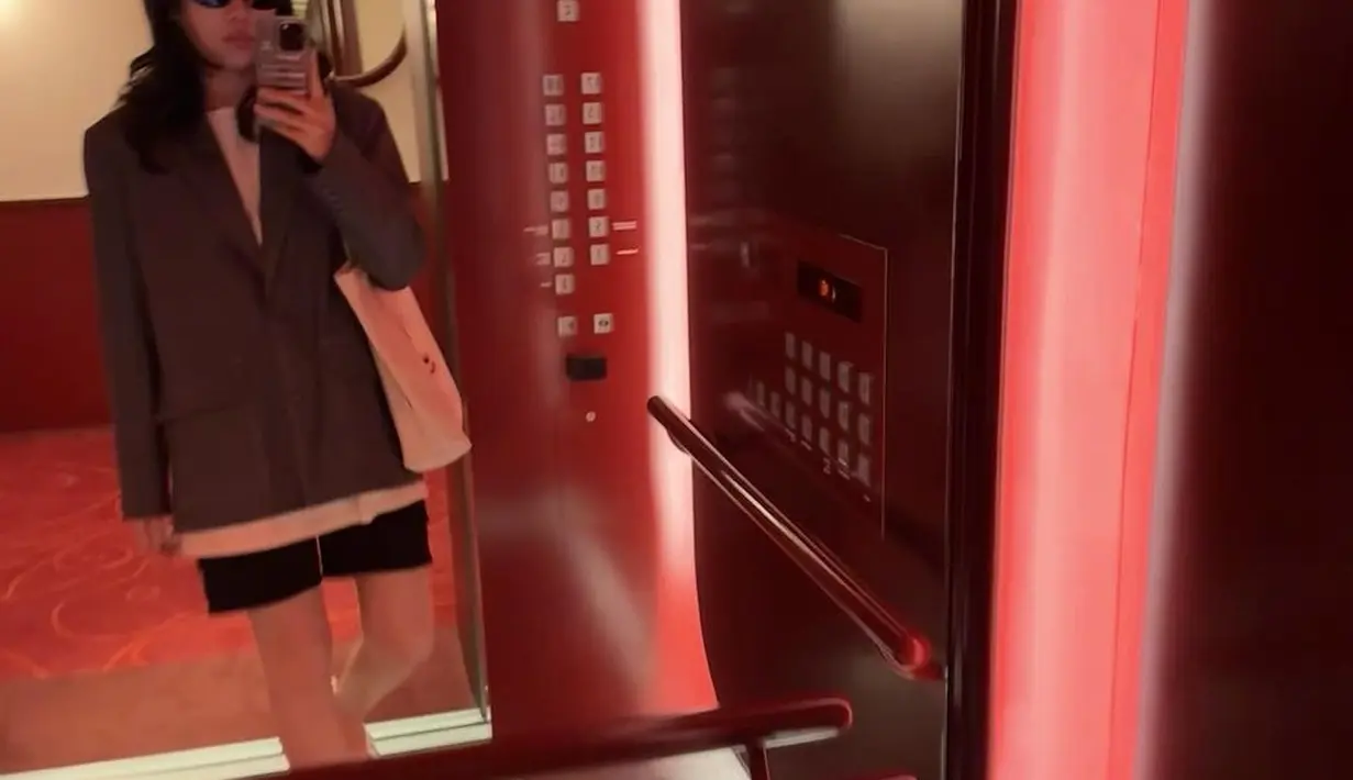 Sebelumnya Isyana sempat mengubah warna rambut separuh hitam dan merah. Ya, warna rambut itu hadir saat ia menggelar rangkaian konser Lexiconcert Live on Tour beberapa waktu lalu. [Foto: Instagram/isyanasarasvati]