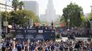 Para pemain, pelatih, ofisial tim Los Angeles Dodgers melakukan pawai di atas bus mengelilingi kota Los Angeles, California setelah berhasil menjuarai 2025 World Series Championship pada Senin (03/11/2025) waktu setempat. (AP Photo/Kyusung Gong)