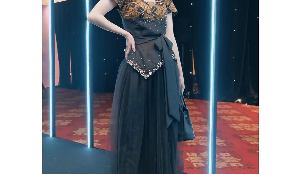 Kebaya tampil dalam dress bergaya modern dengan menonjolkan batik sebagai atasan dan aksen obi berpita yang menambah kesan trendi (Foto: Instagram @sarwendah29)