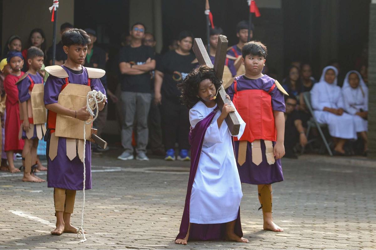 Anak-anak tampilkan drama penyaliban Yesus Kristus saat peringati Jumat Agung
