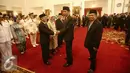 Presiden Joko Widodo berjabat tangan usai melantik dua anggota Komisi Yudisial (KY) dan 9 anggota Ombudsman di Istana Negara, Jakarta (12/2). (Liputan6.com/Faizal Fanani)