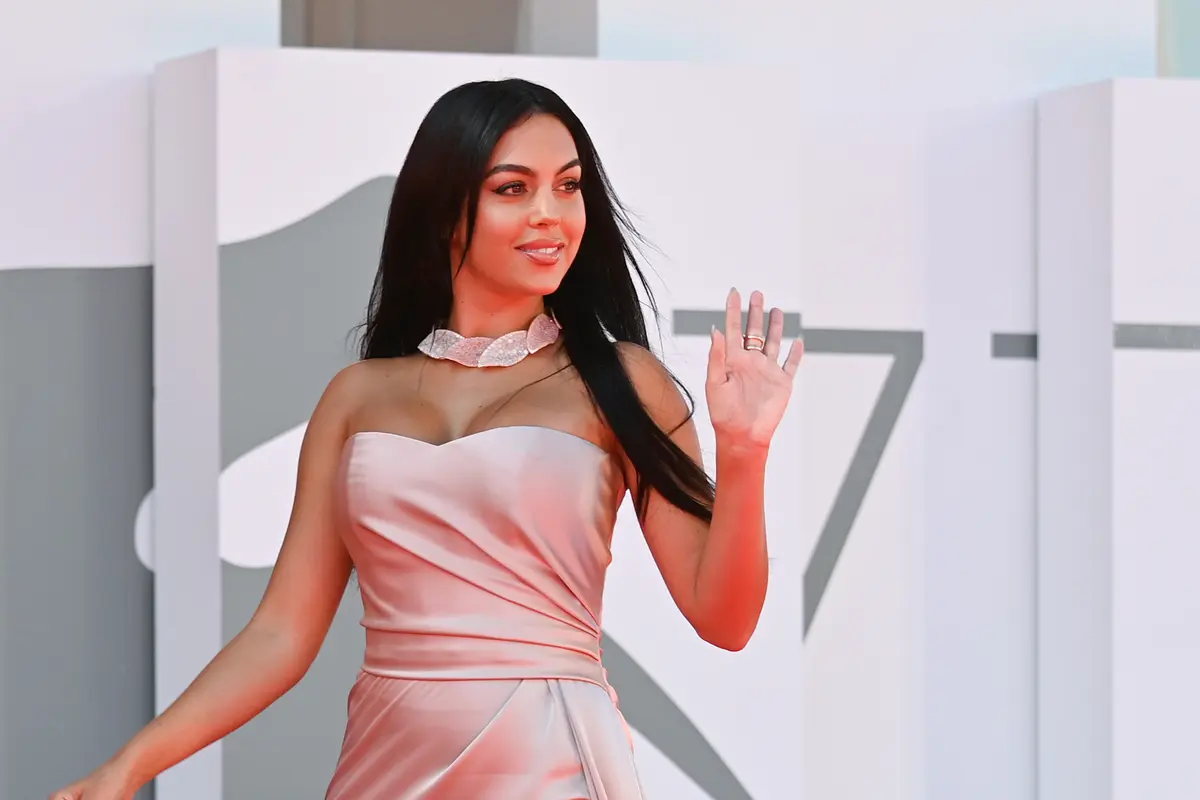 Pesona Pacar Ronaldo di Karpet Merah Venice Film Festival 2020