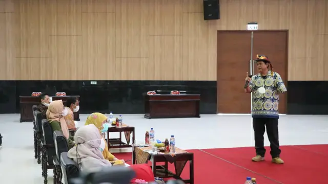 Go A Gong  Duta Baca Indonesia  Sedang Mmeberikan Materi di Acara Safari Literasi Nasional Yang Digelar di Auditorium Universitas Jember. (istimewa)