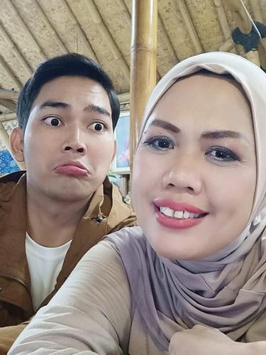 Pakai Baju Pengantin, Ini 6 Momen Kebersamaan Elly Sugigi dengan Pacar Barunya