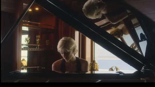 Elizabeth Debicki sebagai Lady Diana di drama The Crown.