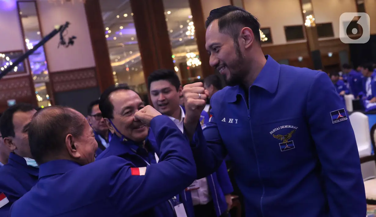 Ketum Partai Demokrat  Agus Harimurti Yudhoyono menyapa para kader usai terpilih secara aklamasi saat Kongres V Partai Demokrat di JCC, Jakarta, Minggu (15/3/2020). AHY menggantikan Susilo Bambang Yudhoyono menjadi ketum partai. (Liputan6.com/Angga Yuniar)
